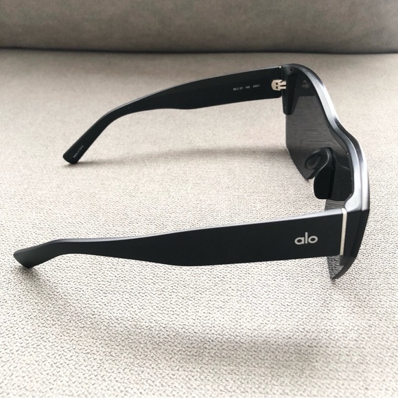 Alo Yoga Stunner Sunglasses Black - Picture 5 of 11